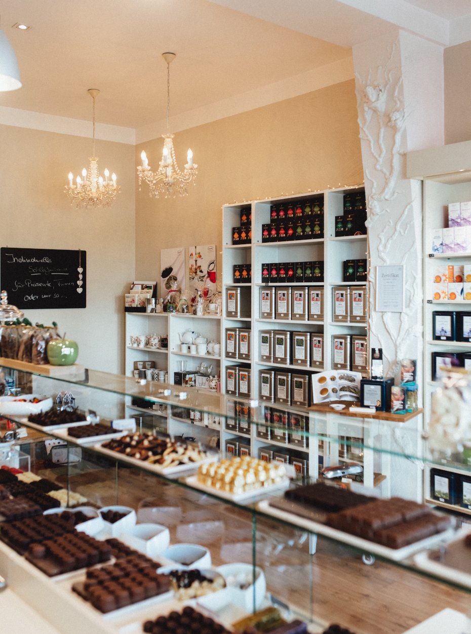 Bilder der Teeregale und Pralinen in der Theke
