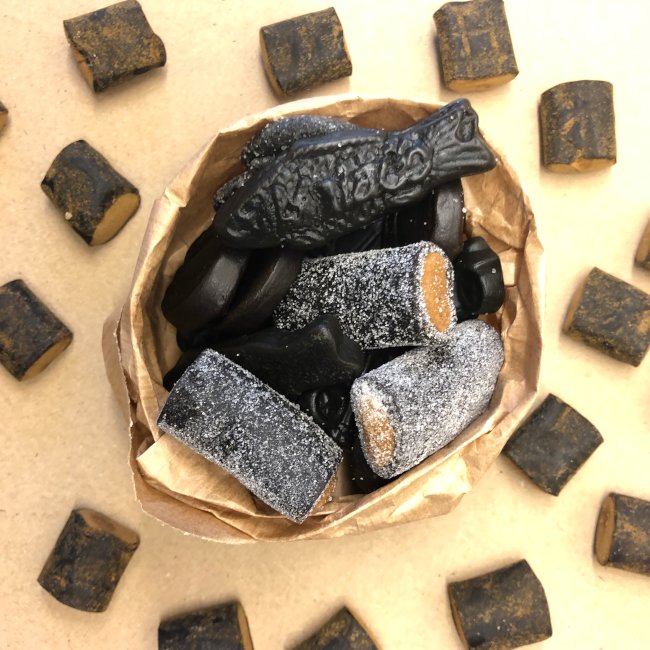 Lakritz in einer Tüte von oben