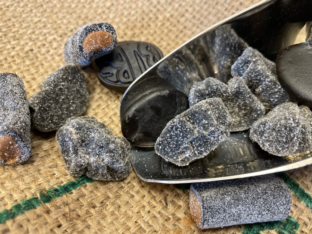 Verschiedene Lakritzsorten in einer Papiertüte von oben