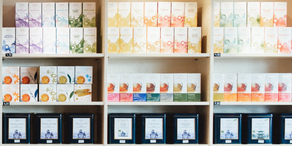 Teeregal mit diversen Sorten